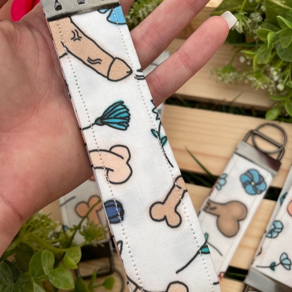 Penis Key Fob Wristlet Keychain - Picture 4 of 4